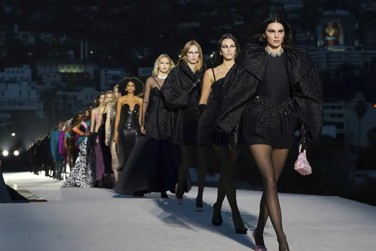 Versace Reaches for the Stars With Glittery Hollywood Show | About Her